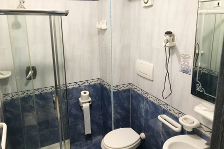 il bagno di una camera dell' hotel baia delle sirene ischia, casthotels group, forio isola d'ischia, cava dell'isola ischia, cava dell'isola forio, ciro castiglione ischia