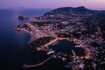 una veduta dall'alto al crepuscolo dell'isola d'ischia