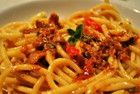 i bucatini al sugo di coniglio specialità dell'isola d'ischia