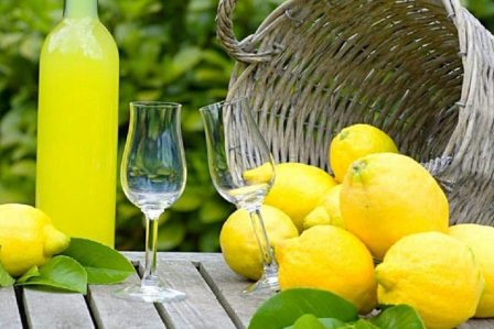 i limoni locali da cui viene prodotto il limoncello artigianale d'Ischia, i prodotti tipici dell'isola d'Ischia