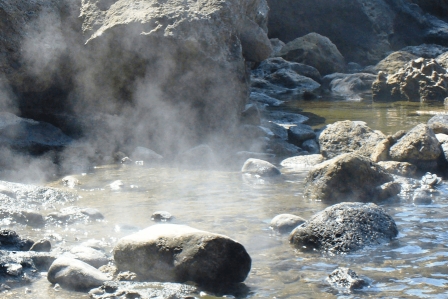 le sorgenti di acqua calda naturali in mare della Baia di Sorgeto a Forio Isola d'ischia