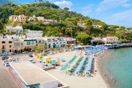la spiaggia della marina di casamicciola terme sull'isola d'ischia