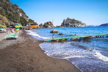 la spiaggia di cartaromana a ischia sull isola d'ischia