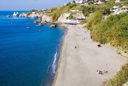 la spiaggia di cava dell'isola a forio isola d'ischia