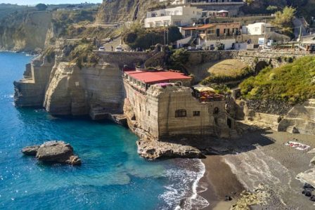la spiaggia di Cava Grado a Santangelo, serrara fontana  sull'isola d'ischia