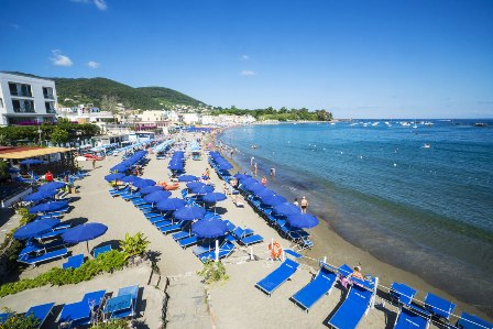la spiaggia di san pietro a ischia porto, isola d'ischia
